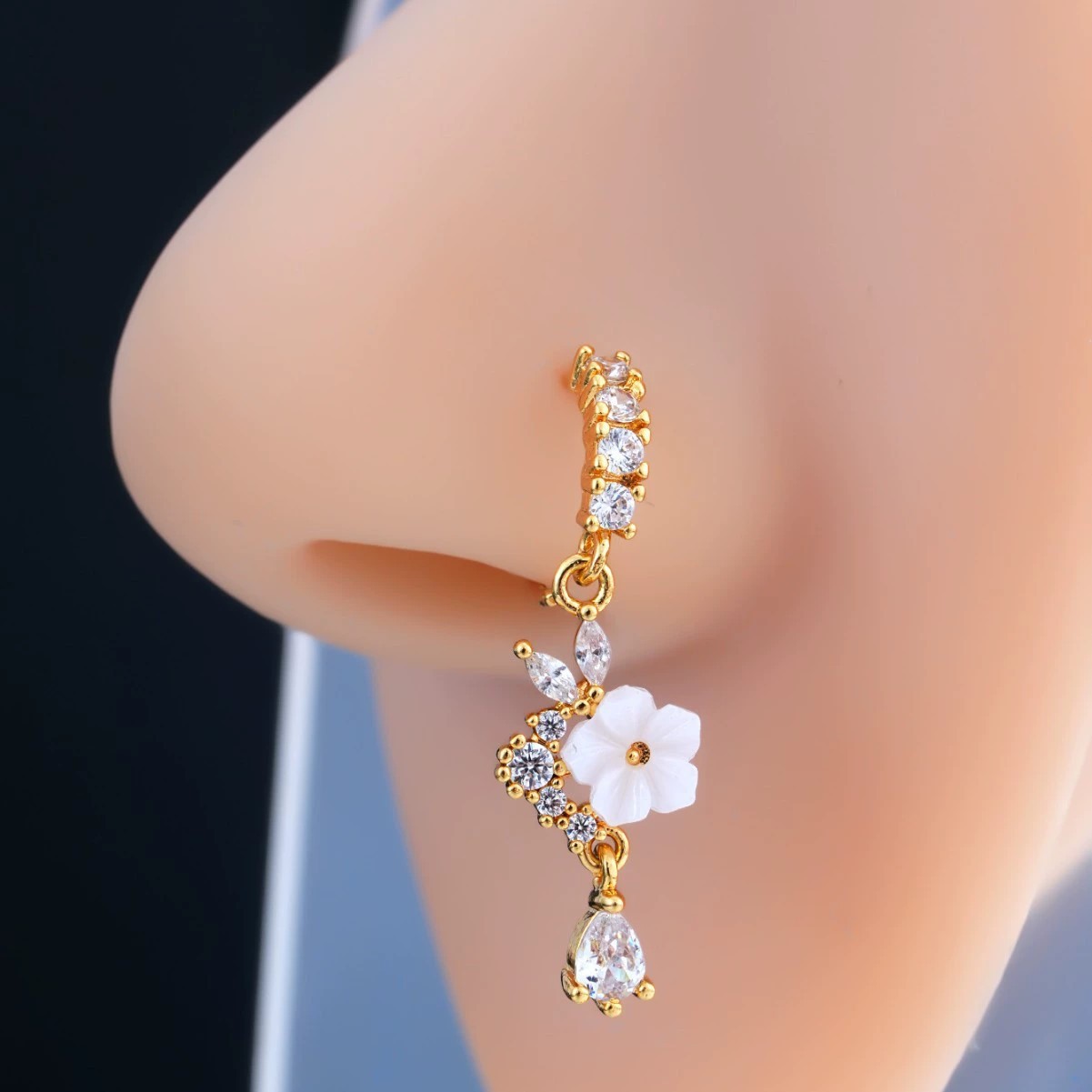 Body Jewelry Nose Ring - ゴールドフラワーノーズリング、CZクリスタルティアドロップノーズフープ付き、18Gサージカルスチール、コテージコア、フェアリーコア、エステティックジュエリー
