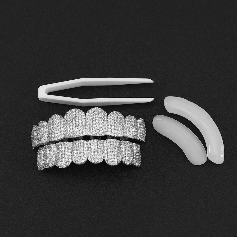 Body Jewelry Art - シルバーメッキのフルアイスアウトCZジルコン歯グリルズ上下セット、ヒップホップマウスグリル、シリコンモールド付き、ラッパーコスプレ用